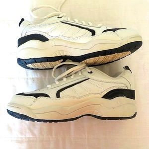 L.A. Gear LI-038B/WW White/Navy Sneakers Size 8.5